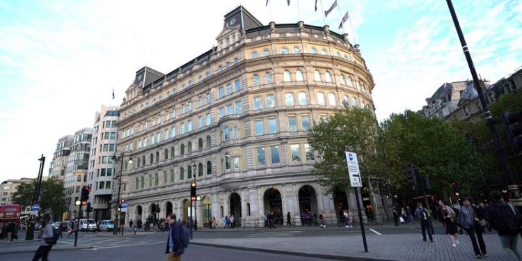 Райские отступные: сделку по обмену части КЖРК на два элитных здания в центре Лондона Коломойский и Боголюбов провели с Пинчуком через оффшоры