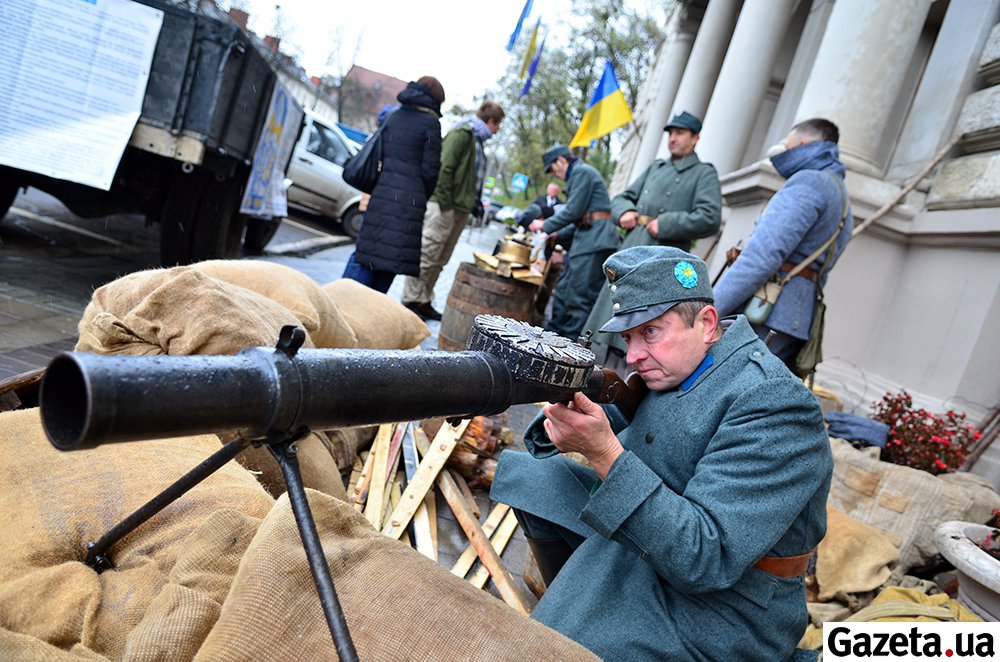 Львовскую ОГА захватили сечевые стрельцы с пушкой и пулеметом 11