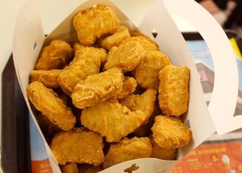 Веган в пьяном загуле устроил дебош в “Макдональдсе”, требуя 200 наггетсов