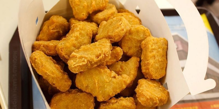 Веган в пьяном загуле устроил дебош в “Макдональдсе”, требуя 200 наггетсов