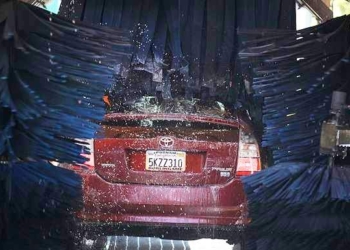 Замотался на работе: сотрудника бразильской автомойки накрутило на щетку