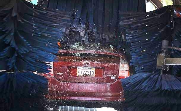 Замотался на работе: сотрудника бразильской автомойки накрутило на щетку