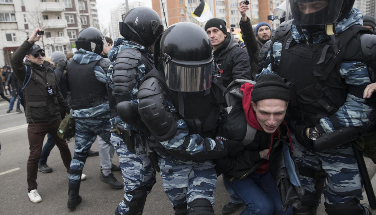 Русский марш-марш. Его как бы и не было, но задержанные есть