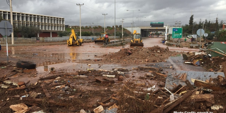 В Греции наводнение: в собственных домах утонуло 14 человек