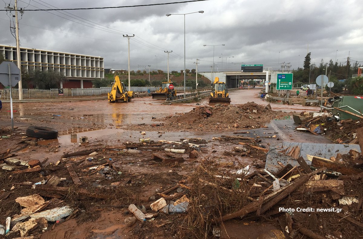 В Греции наводнение: в собственных домах утонуло 14 человек