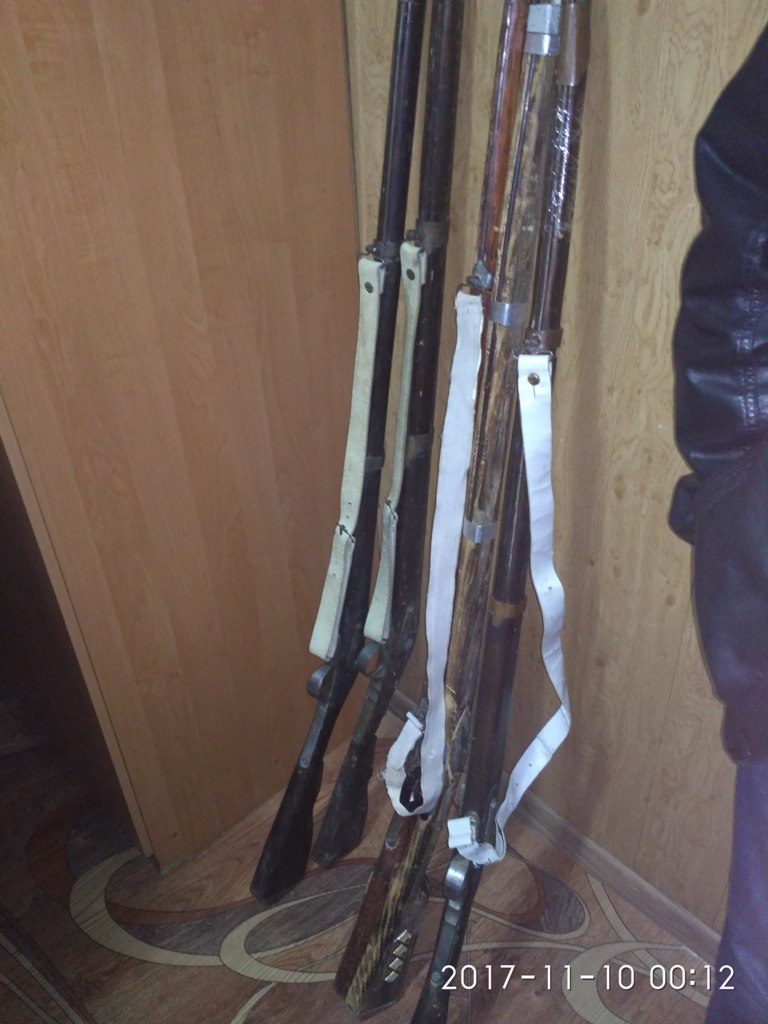 Старинные сабли, винтовки и топор пытался вывезти гражданин РФ из Украины 7