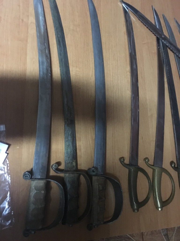 Старинные сабли, винтовки и топор пытался вывезти гражданин РФ из Украины 11