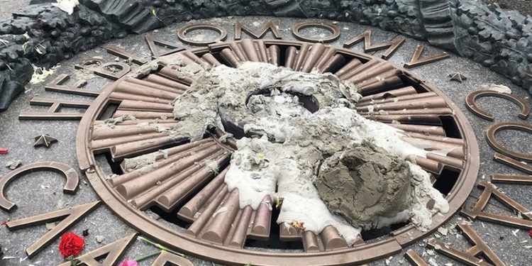 В Киеве снова зацементировали вечный огонь