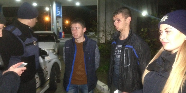 В Николаеве трое мужчин избили и ограбили снимавшего сюжет журналиста