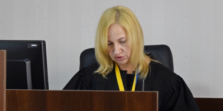 Опоздали: в Николаеве суд отказал в продлении домашнего ареста налоговику, подозреваемому в получении взятки