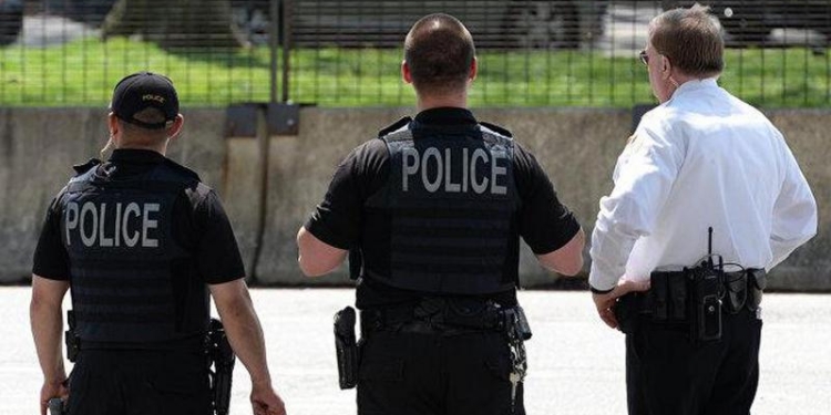 Девушка погибла после падения самоубийцы на её автомобиль