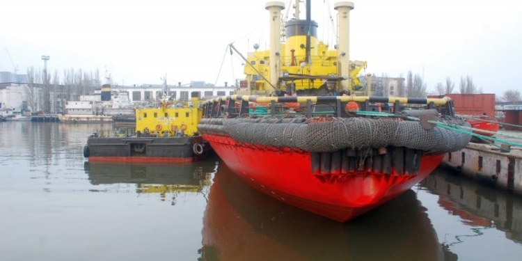 Единственный украинский ледокол финского происхождения ремонтируют в Мариуполе