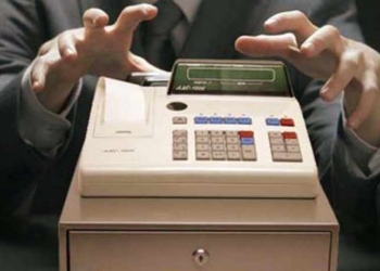 Никому нельзя верить: в Николаеве продавец супермаркета украл из кассы родного заведения 16 тыс.грн.