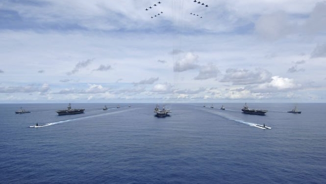 Впервые за десять лет: флот США провел учения с тремя авианосцами у берегов Кореи
