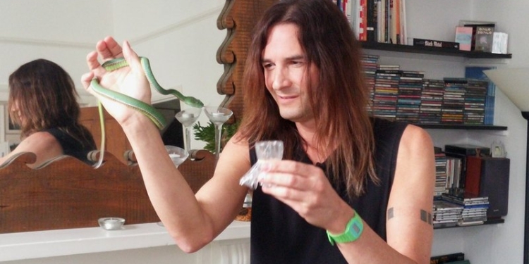 Кровь музыканта, 25 лет коловший себе яд разных змей, стала ценным подарком для ученых