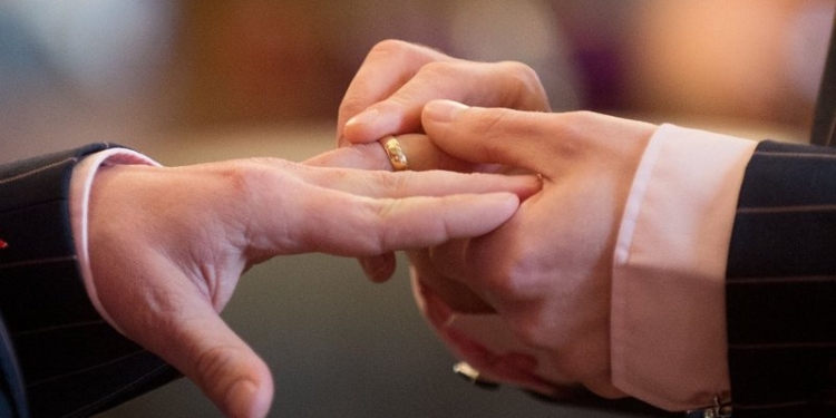 И снова деньги. В Ирландии два натурала женятся, чтобы обмануть государство