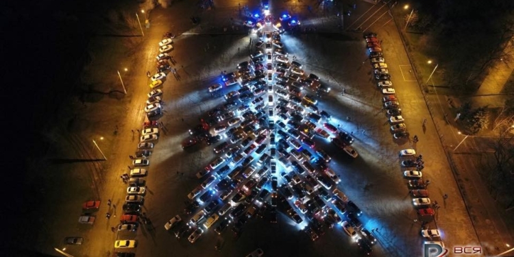 В Запорожье 270 автомобилей выстроили в огромную светящуюся “Елку единения”