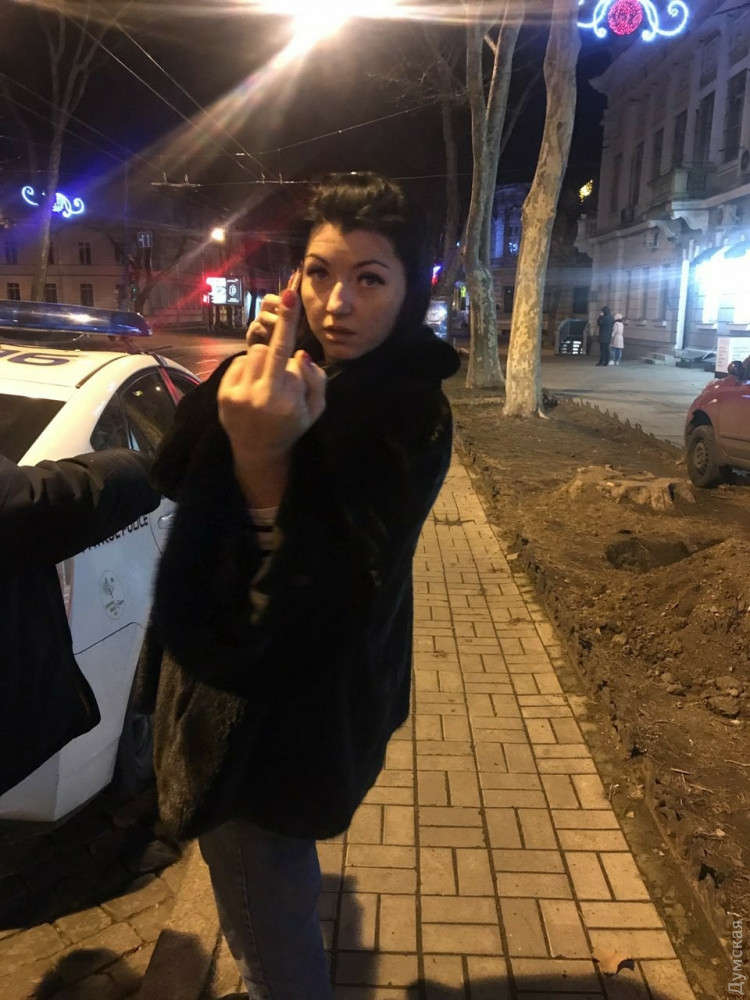 Пьяная чиновница Одесской мэрии ездила по городу с несовершеннолетним ребенком, нецензурно бранилась на полицейских и ударила журналиста 3