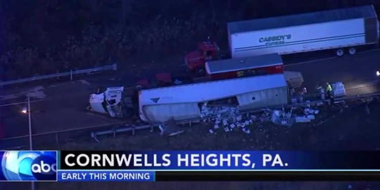 В американском городе Филадельфия перевернулся грузовик с водкой – последствия аварии ликвидировали более 10 часов