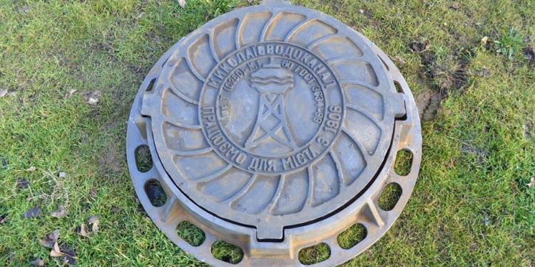 Теперь у люков ГКП «Николаевводоканал» – новый дизайн. С Шуховской башней