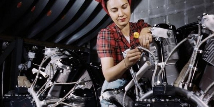 Теперь не только в оранжевых жилетах на дорогах: в Украине женщинам разрешили работать в почти 460 профессиях, ранее бывших под запретом