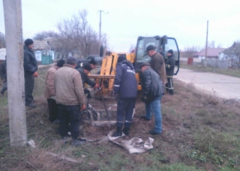 Николаевские спасатели достали буренку, свалившуюся в заброшенный колодец