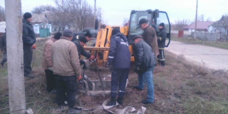 Николаевские спасатели достали буренку, свалившуюся в заброшенный колодец