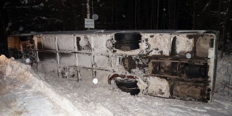В России экскурсионный автобус съехал в кювет: 12 пострадавших, среди них есть дети