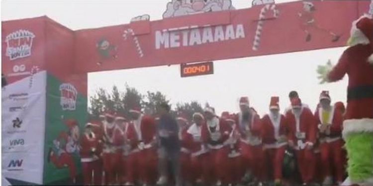 «Беги, Санта, беги»: в Мексике тысячи Санта-Клаусов вышли на забег