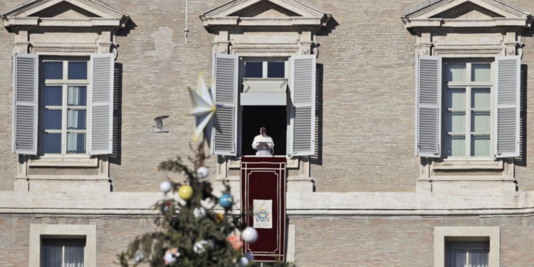 Папа Римский Франциск в рождественский Сочельник попросил о «даре мира для всего мира»