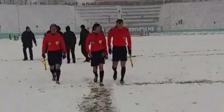 Во Львове из-за сильного снегопада прервали матч премьер-лиги “Карпаты” – “Олимпик”