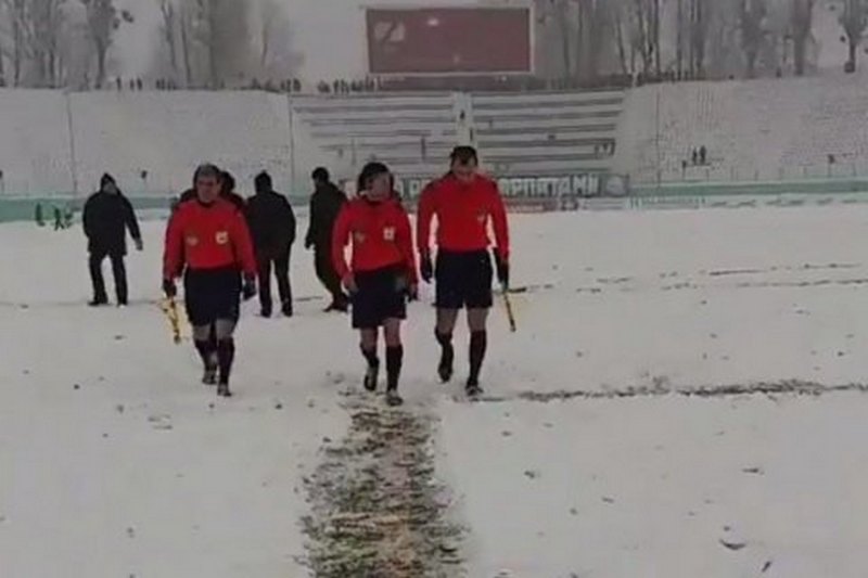 Во Львове из-за сильного снегопада прервали матч премьер-лиги "Карпаты" – "Олимпик" 1