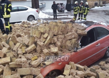 В Киеве обвалившийся забор повредил два авто