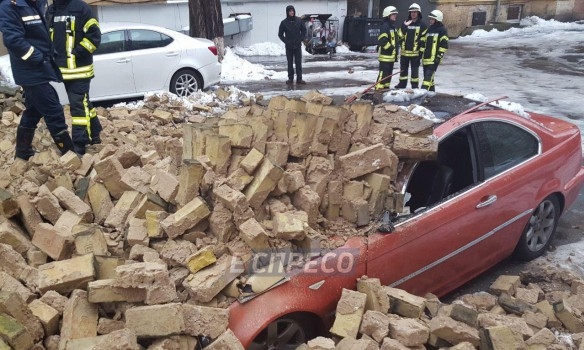 В Киеве обвалившийся забор повредил два авто