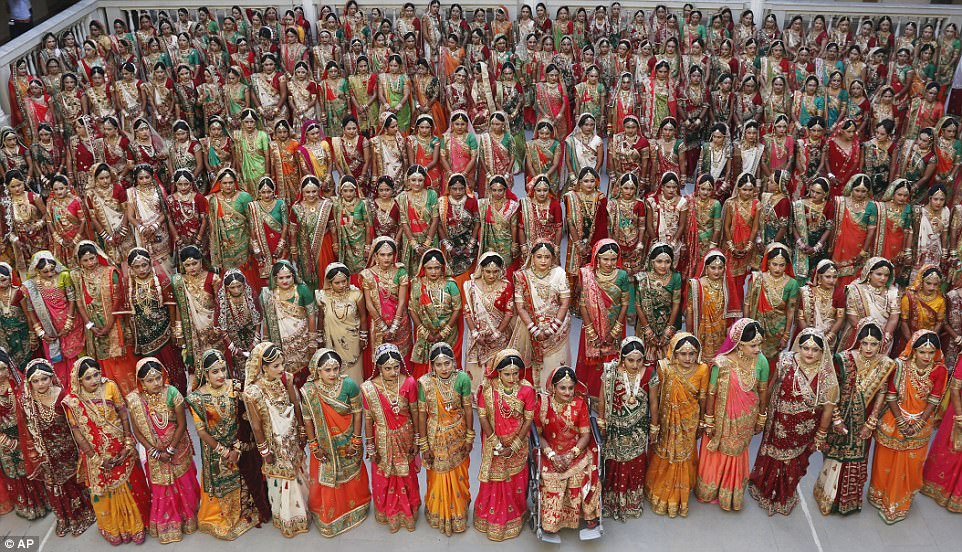 Уже не бесприданницы: индийский торговец бриллиантами одновременно выдал замуж 251 девушку 3