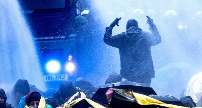 В Германии протестуют против съезда праворадикальной партии – полиция разгоняет демонстрантов водометами