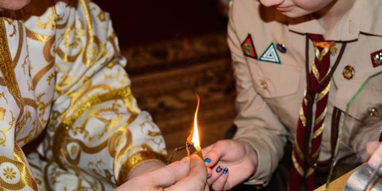 Вифлеемский огонь мира доставлен в два храма Николаева