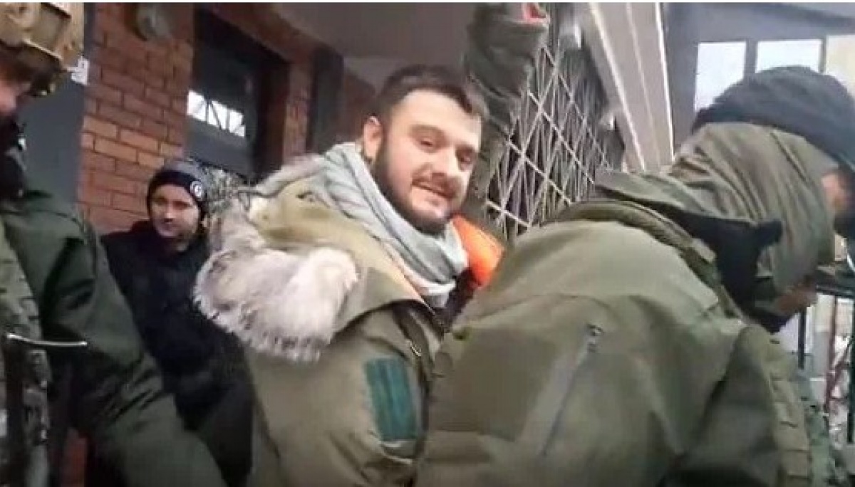 Дело о рюкзаках: суд обязал вернуть сыну Авакова загранпаспорт и снять с него электронный браслет