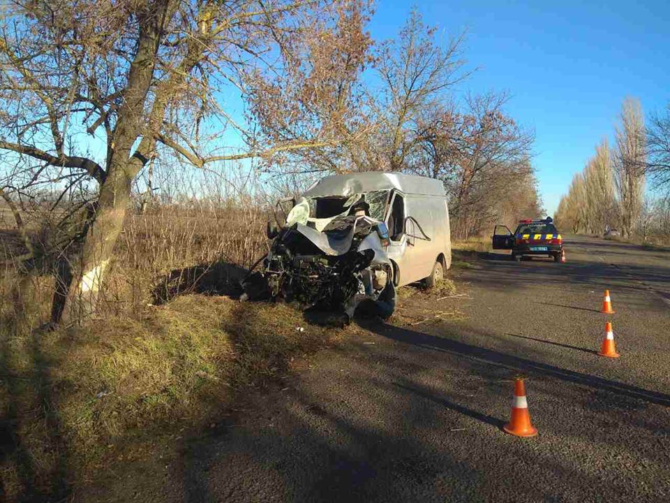 Микроавтобус всмятку: на Николаевщине в ДТП погибла женщина-пассажир 1