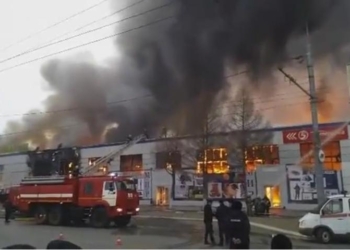 В российском Оренбурге сгорел торговый центр