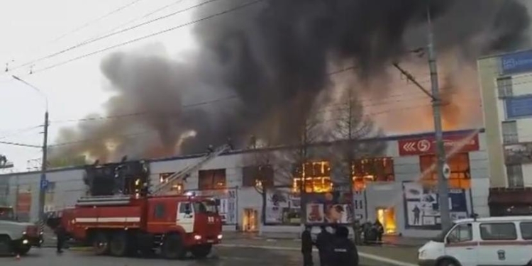 В российском Оренбурге сгорел торговый центр