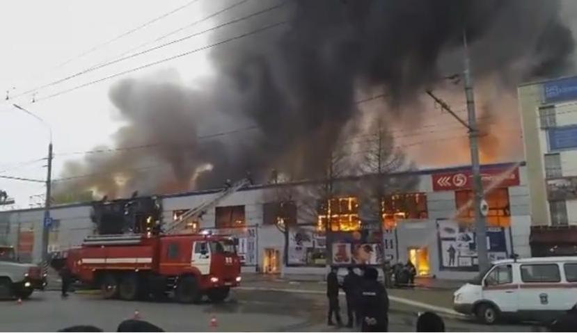 В российском Оренбурге сгорел торговый центр 1