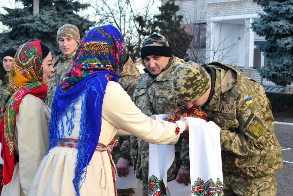 Бойцы Николаевского ремонтно-восстановительного полка в зоне АТО вытащили с поля боя почти 400 единиц техники 2