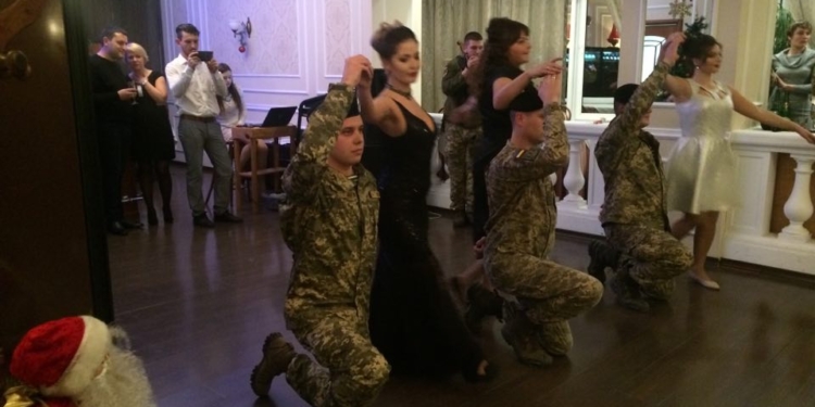 Николаевские морские пехотинцы потанцевали на «Офицерском балу»