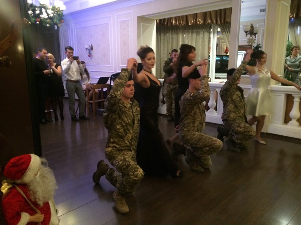 Николаевские морские пехотинцы потанцевали на «Офицерском балу» 1