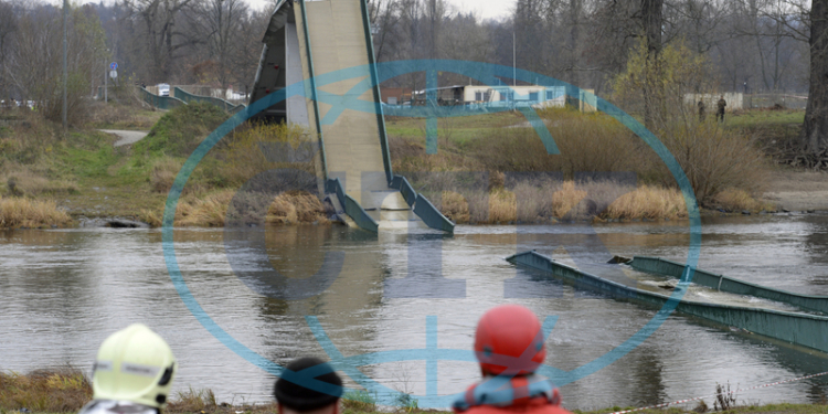 Состояние мостов – не только николаевская проблема: в Праге рухнул мост для пешеходов и велосипедистов