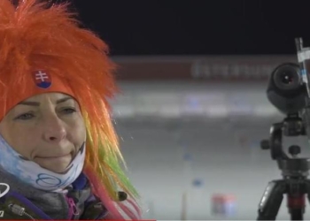 Что поделать – она проиграла пари: тренер сборной Словакии по биатлону вышла на этап Кубка мира в красном парике