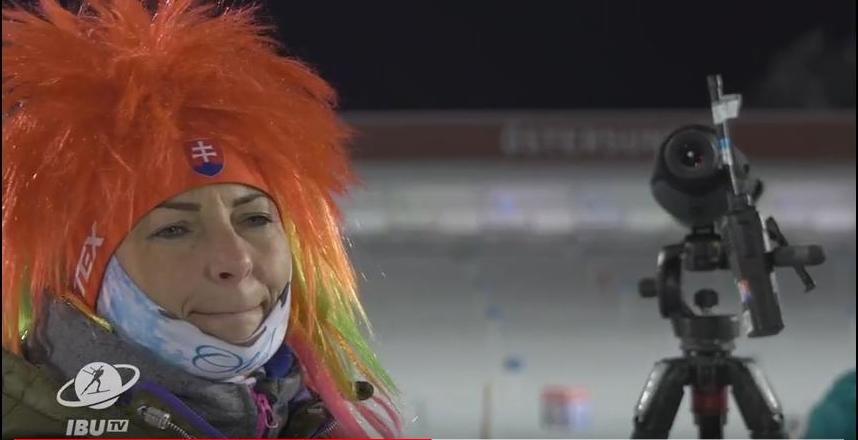 Что поделать – она проиграла пари: тренер сборной Словакии по биатлону вышла на этап Кубка мира в красном парике 1