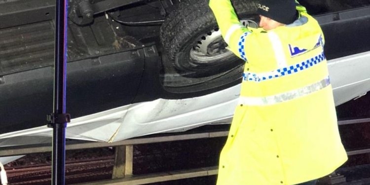 В Великобритании полицейский 15 минут удерживал фургон от падения с моста голыми руками