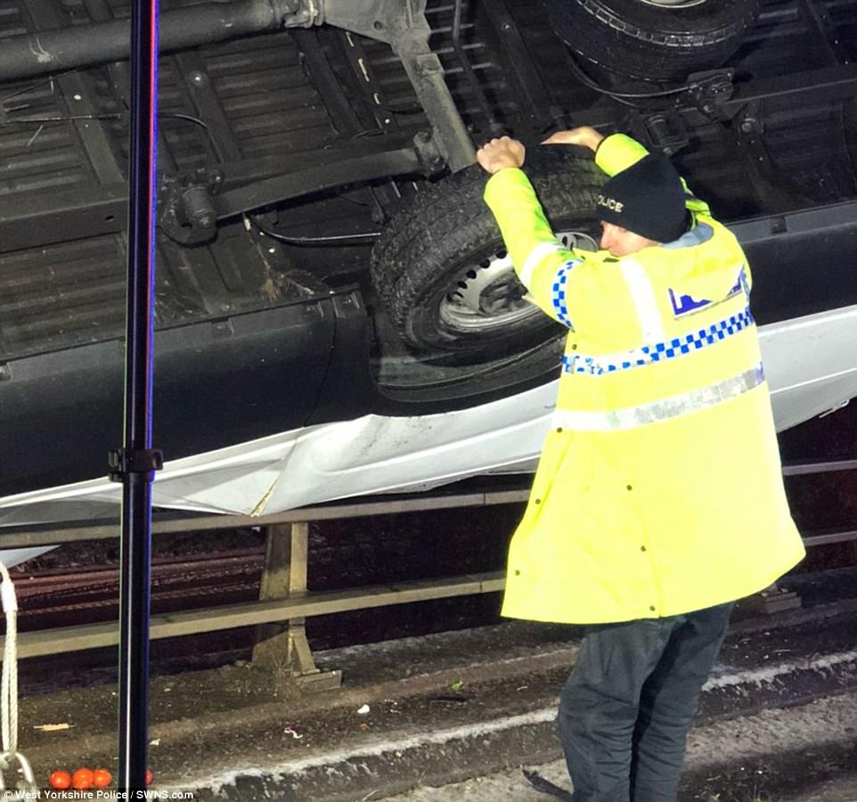 В Великобритании полицейский 15 минут удерживал фургон от падения с моста голыми руками 3